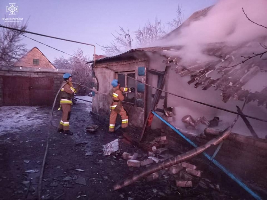 У Миколаївській області через падіння уламків збитої ворожої ракети спалахнув житловий будинок