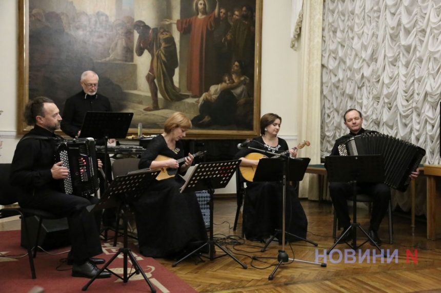 «Світова музика»: у миколаївському музеї виступив ансамбль «Узори» (фоторепортаж)