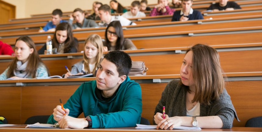 Бракує випускників: в Україні скоротять кількість університетів