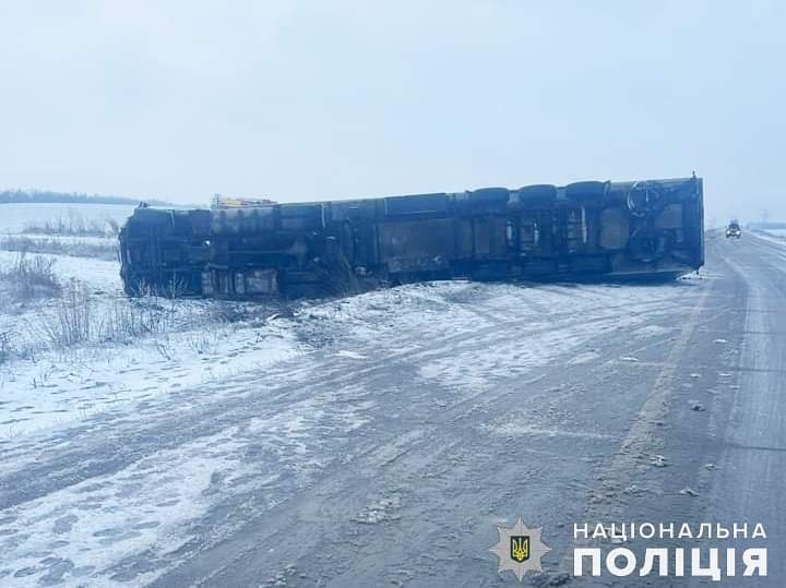 На трассе под Николаевом столкнулись грузовик и легковушка: два человека погибли