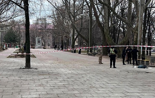 У Запоріжжі чоловік убив жінку на вулиці, а потім застрелився