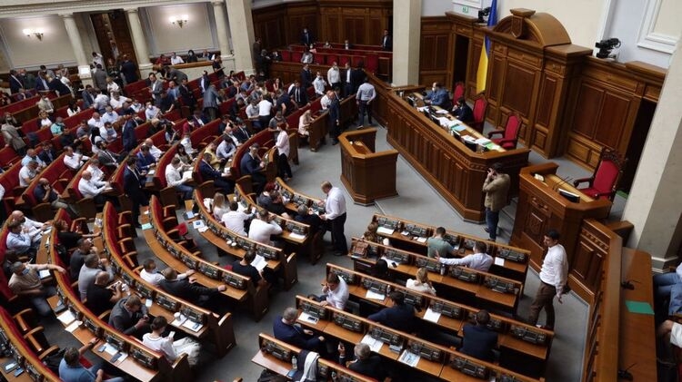 В Україні підвищили зарплати депутатам Верховної Ради