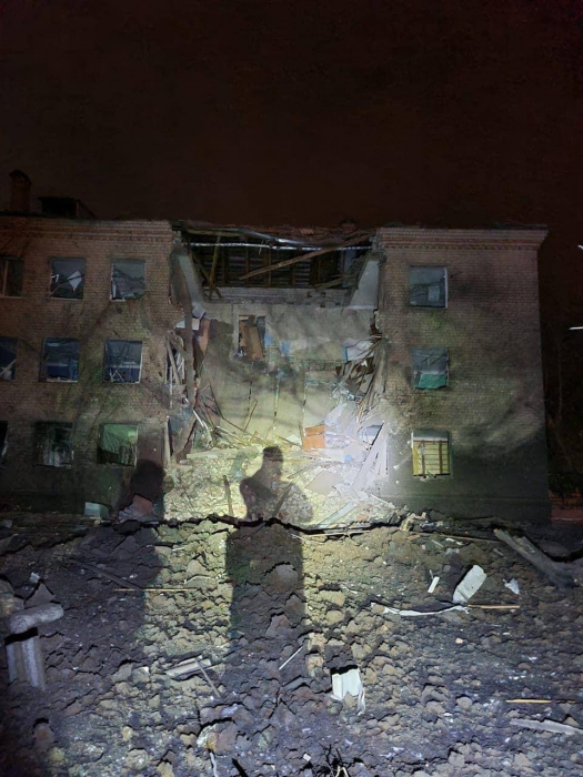 В Харькове вследствие обстрела разрушен подъезд: под завалами ищут людей