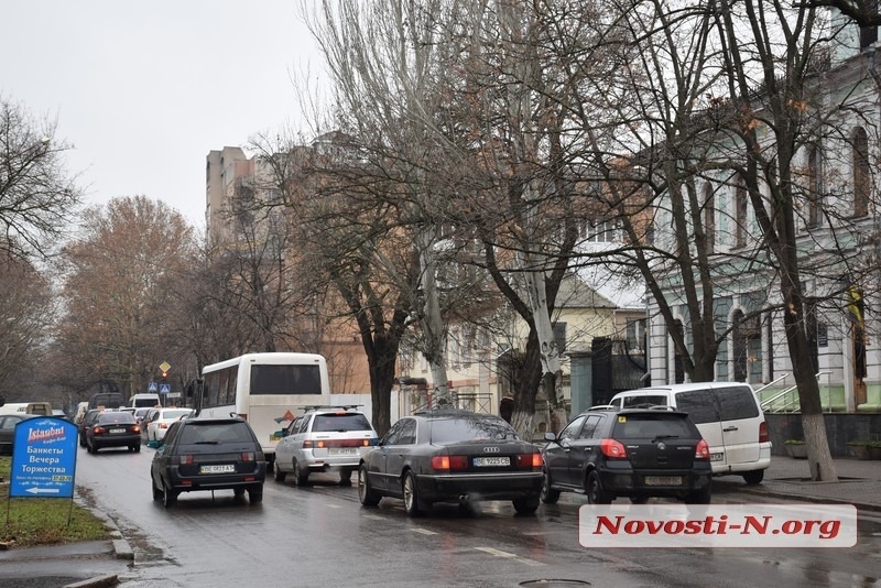 Критическая ситуация: в Николаеве запретили парковаться вне карманов на ул. Никольской