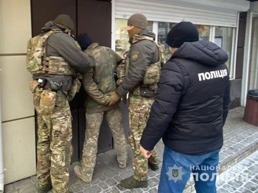Ставили на «лічильник»: у Хмельницькому затримали рекетирів (відео)
