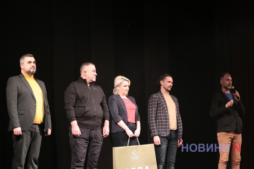 «Всупереч»: в Николаеве показали спектакль о борьбе украинского народа (фоторепортаж)