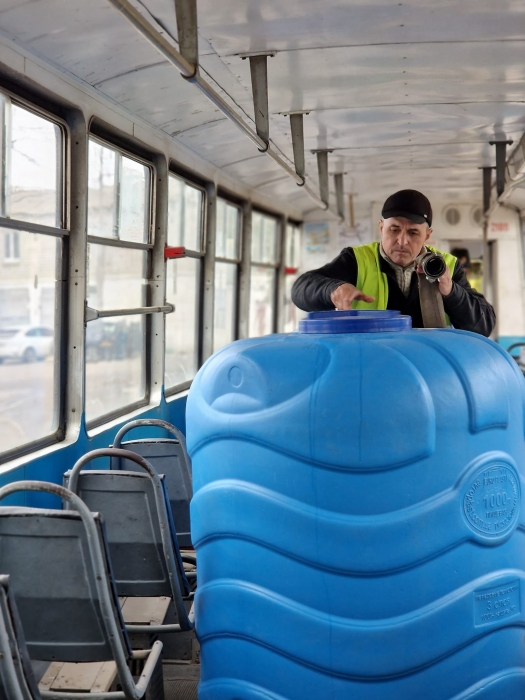 В Николаеве избили работника «Николаевэлектротранса» во время раздачи жителям воды