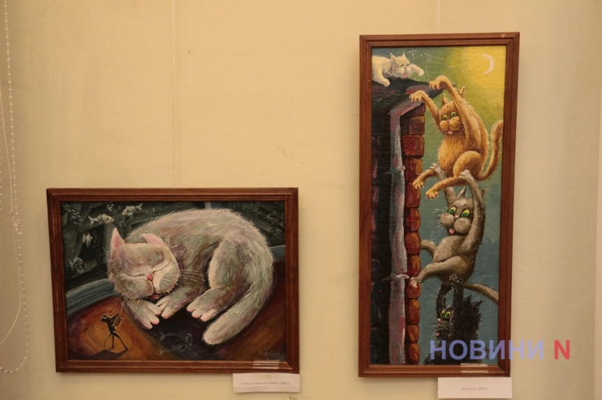 «Кошечки, бутылки и пейзажи»: в Николаевском музее открылась выставка работ Вадима Пустыльника (фото, видео)