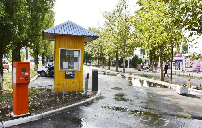 В Николаеве определили предприятие, которое будет эвакуировать неправильно припаркованные авто