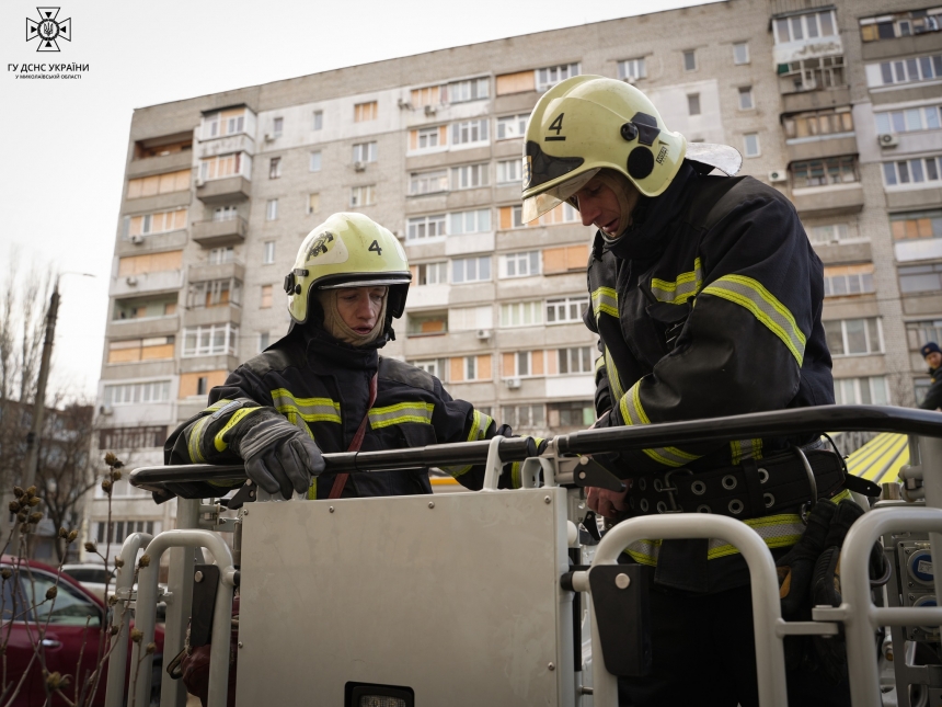 У Миколаєві горіла дев'ятиповерхівка: мешканців евакуювали