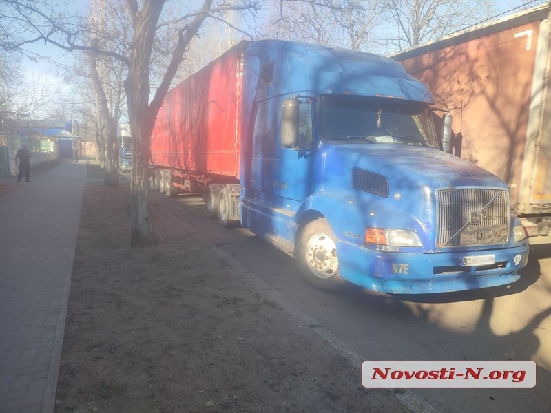 Сенкевич хочет запретить в Николаеве движение грузовиков в рабочую перевозку
