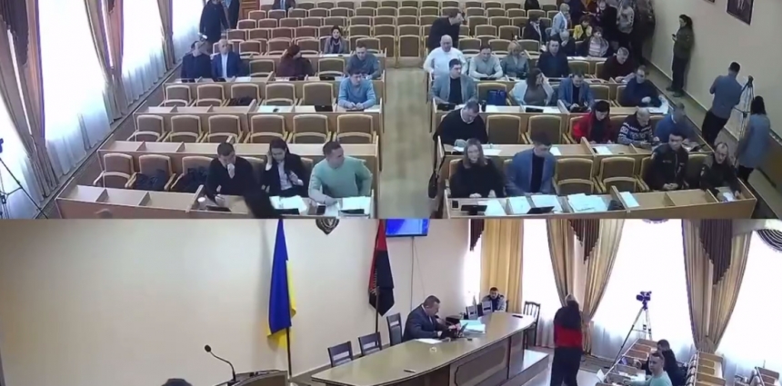 Работники ТЦК вручили повестки депутатам во время сессии горсовета (видео)