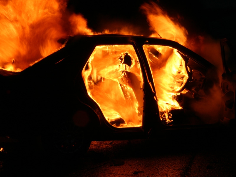 У Миколаєві на стоянці згоріли два автомобілі
