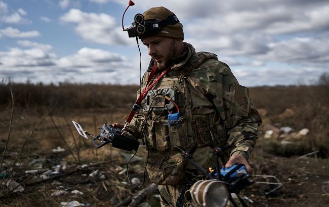 Українські бійці FPV-дронами підбили російські танки у Херсонській області (відео)