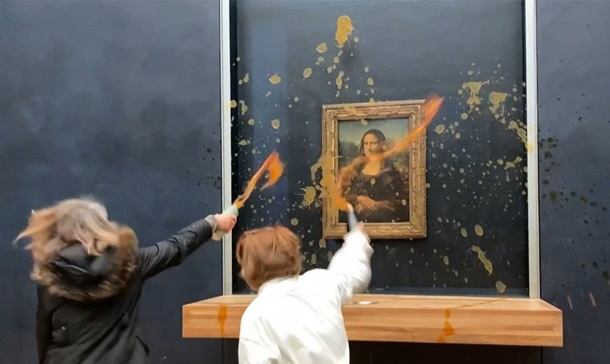 Экоактивисты облили супом Мону Лизу в Лувре