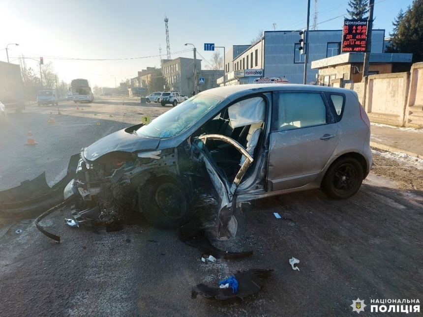 Машина швидкої допомоги зіткнулася з легковиком: троє постраждалих