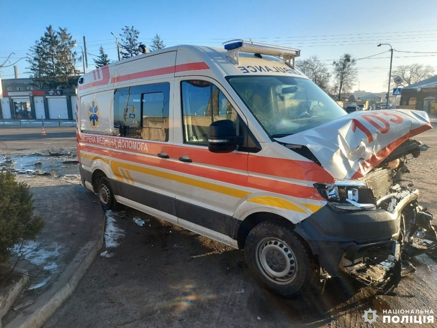 Машина швидкої допомоги зіткнулася з легковиком: троє постраждалих