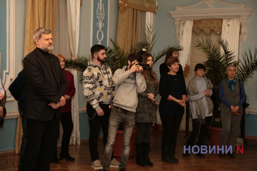 У Миколаєві відкрилася фотовиставка, присвячена найпрекраснішому почуттю (фоторепортаж)