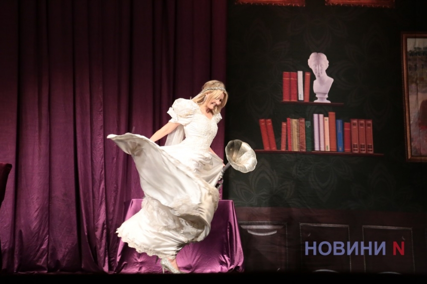 «За годину до світанку»: у Миколаєві показали виставу про раптову зустріч двох «домушників» (фоторепортаж)