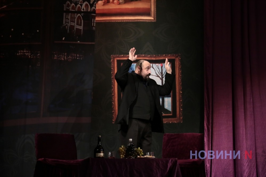 «За час до рассвета»: в Николаеве показали спектакль о внезапной встрече двух «домушников» (фоторепортаж)