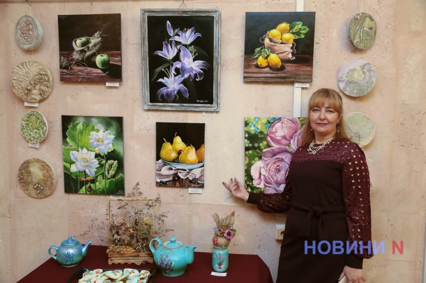 «Струны творчества»: в николаевской библиотеке открылась выставка Ирины Дариенко (фоторепортаж)