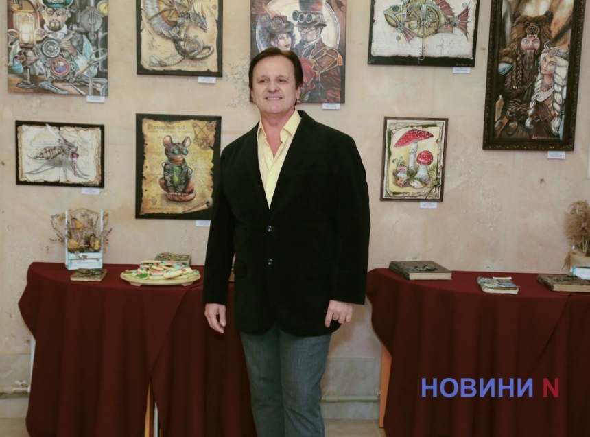 «Струны творчества»: в николаевской библиотеке открылась выставка Ирины Дариенко (фоторепортаж)