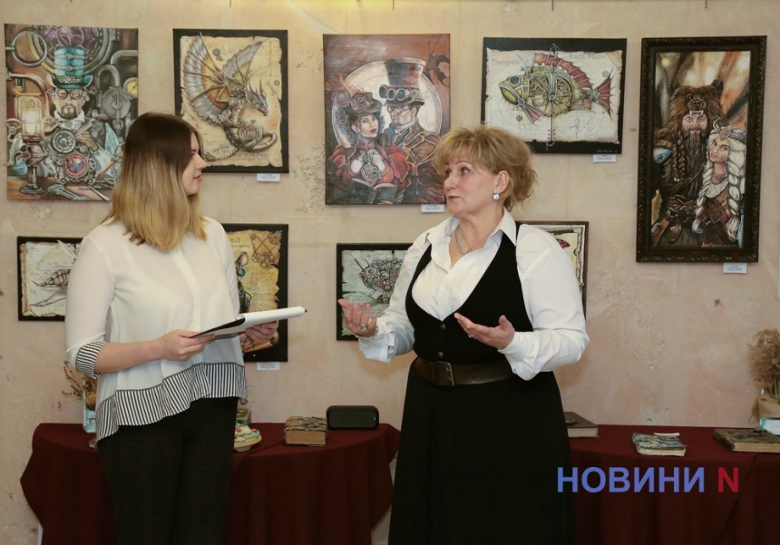 «Струни творчості»: у миколаївській бібліотеці відкрилася виставка Ірини Дарієнко (фоторепортаж)