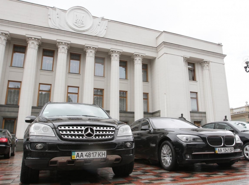 Каждый третий депутат Верховной Рады за год войны купил себе автомобиль