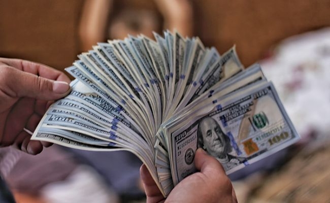 Наличный доллар дешевеет: свежий курс в обменниках