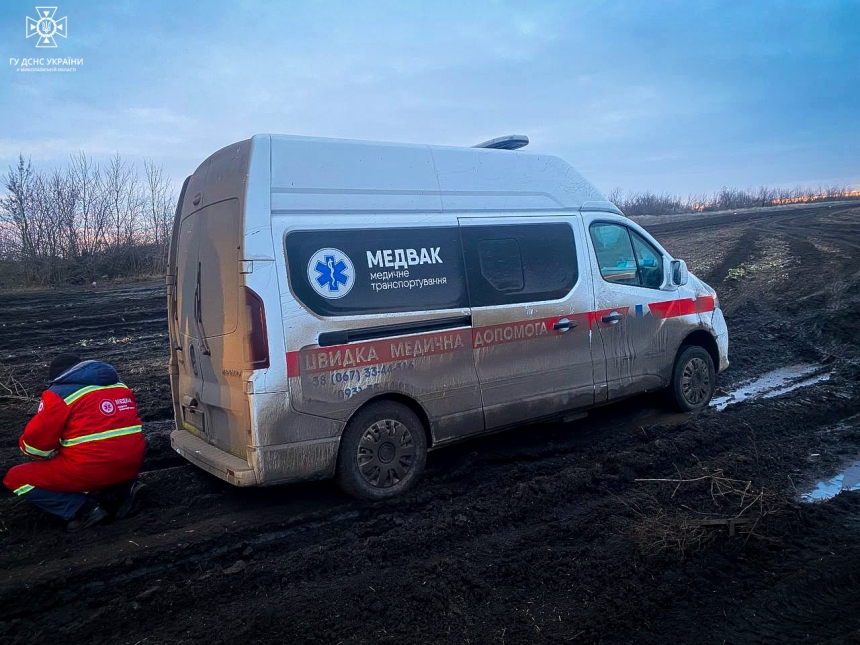 В Николаевской области в болоте на «грунтовке» застрял автомобиль «скорой помощи»