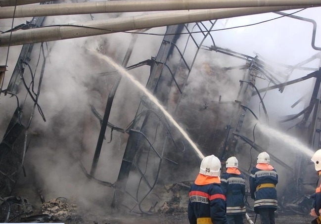 Беспилотники атаковали несколько областей в РФ: горел завод «ЛУКОЙЛ»