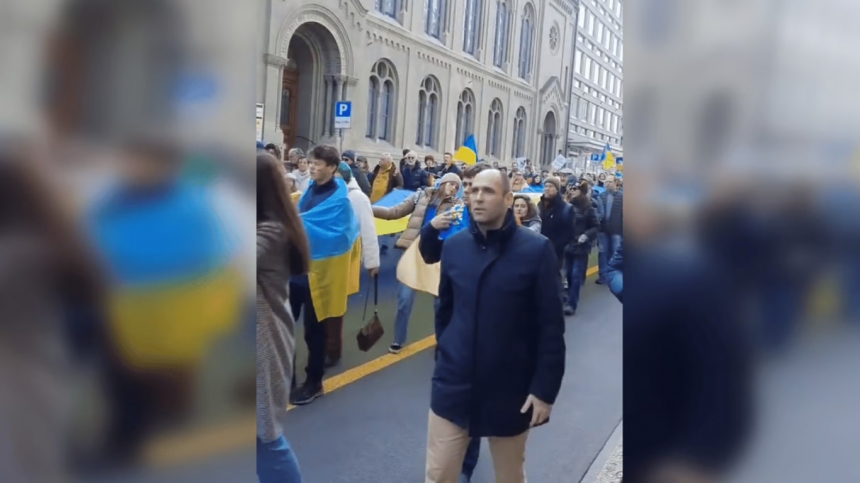 В Швейцарии сотни людей вышли на митинг в поддержку Украины (видео)