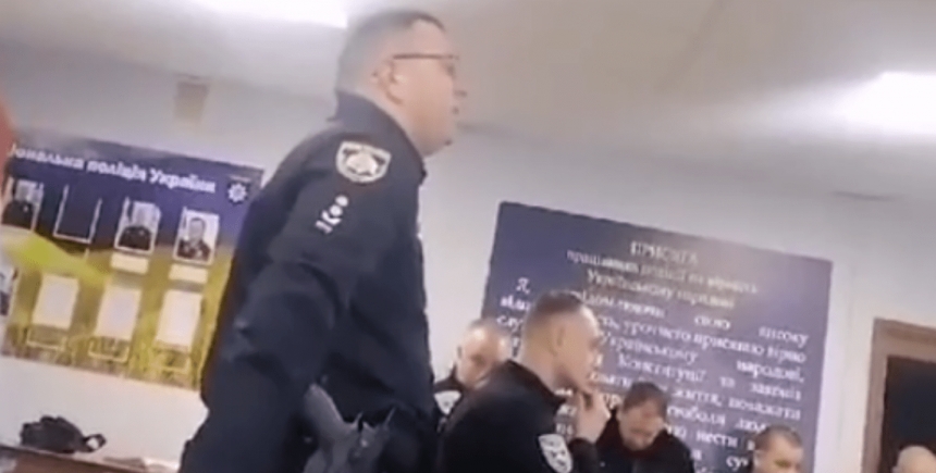 Поліцейські у Дніпрі відмовилися вступати до лав штурмовиків, – соцмережі (відео)