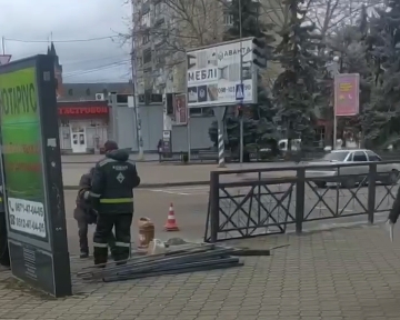 У центрі Миколаєва металевий паркан змінюють на такий самий, але простіше (відео)