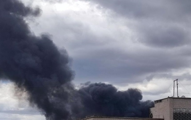 У Миколаєві пролунали вибухи – горить житловий будинок, є постраждалий