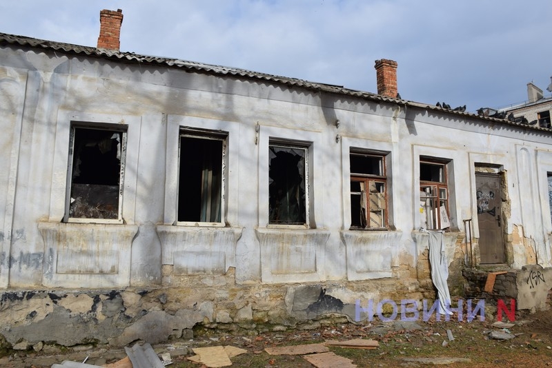Обстріл Миколаєва: постраждали десятки будинків, підприємство та плавальний басейн