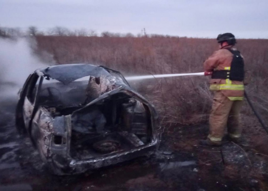 В Херсонской области в горящем авто спасатели обнаружили тела двух человек