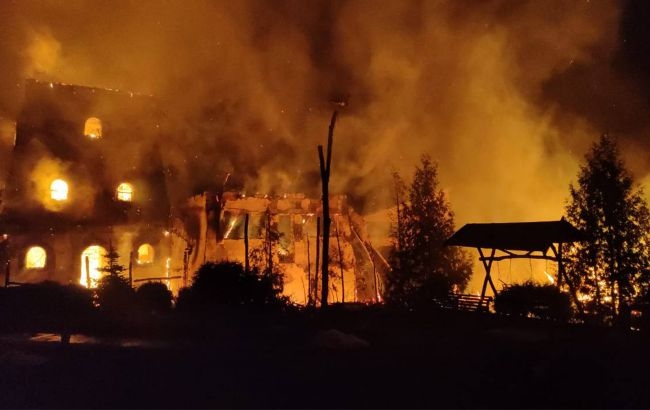 Атака по Харьковской области: горели гостиница и ресторан, есть пострадавший (фото, видео)