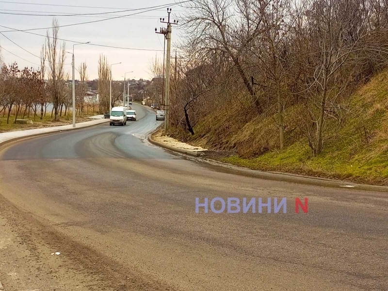 «Отреагируем мгновенно»: инспекторы выехали «нюхать» зловонный ручей, текущий по улицам Николаева