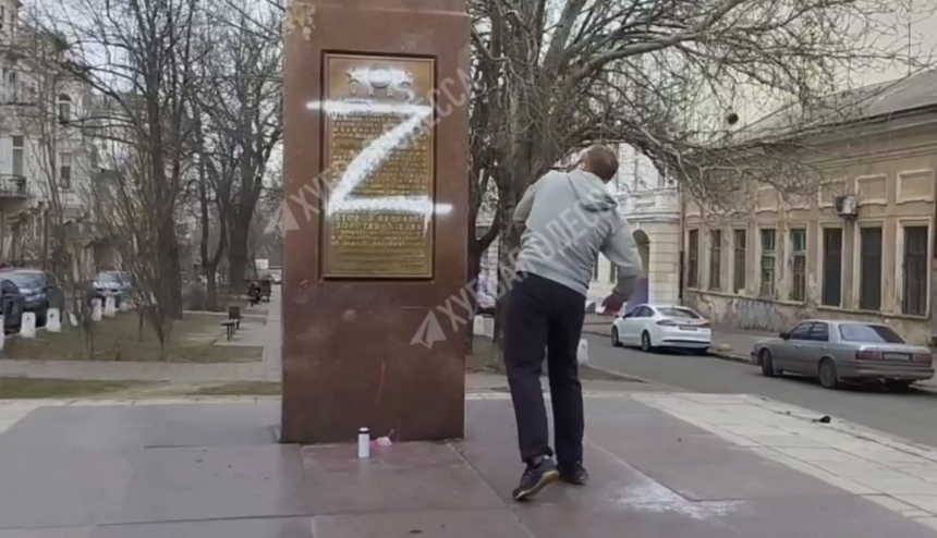 Одессит нарисовал огромную букву «Z» на памятнике советскому маршалу (видео)