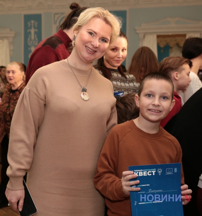 «Глобус Черного моря»: в Николаеве открылась выставка детских картографических работ (фоторепортаж)