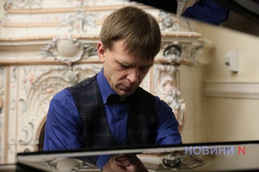 Вечір великої європейської музики: миколаївський піаніст Дмитро Смирнов зіграв сольний концерт (фоторепортаж)