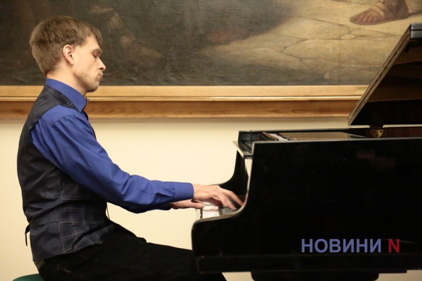 Вечер великой европейской музыки: николаевский пианист Дмитрий Смирнов сыграл сольный концерт (фоторепортаж)
