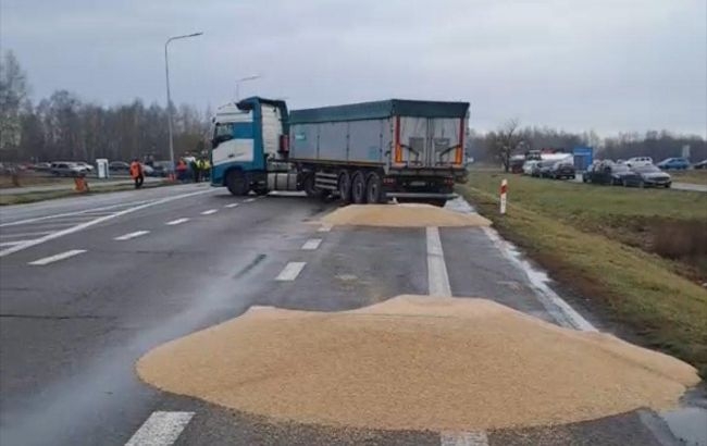 Скандал із розсипаним зерном на кордоні. Що говорить Польща та як реагує Україна