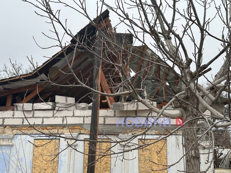 У Миколаєві від обстрілів постраждали будинки у трьох районах: дахи ще відновлюють