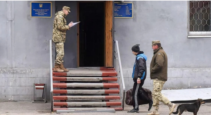 В ТЦК сообщили, могут ли вручать повестки в общественном транспорте