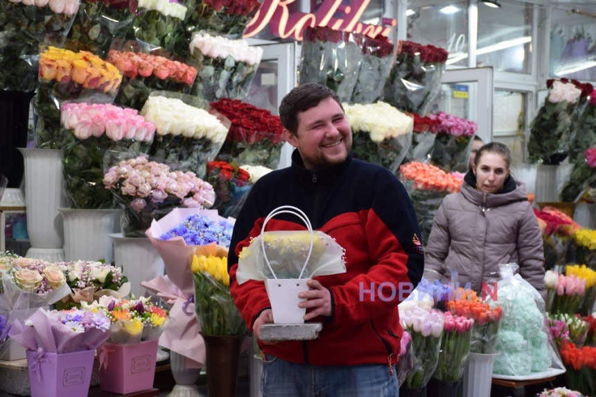 День закоханих у Миколаєві: скільки коштуватиме подарунок другій половинці (фоторепортаж)