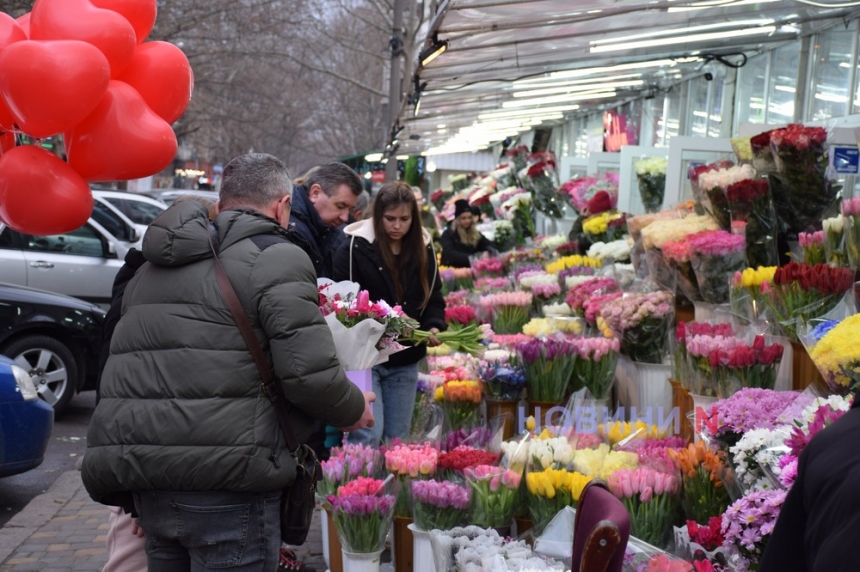 День влюбленных в Николаеве: в какую сумму обойдется подарок второй половинке (фоторепортаж)