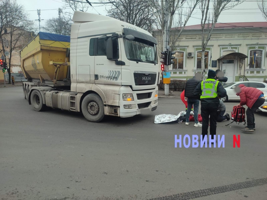 В центре Николаева фура сбила женщину на переходе