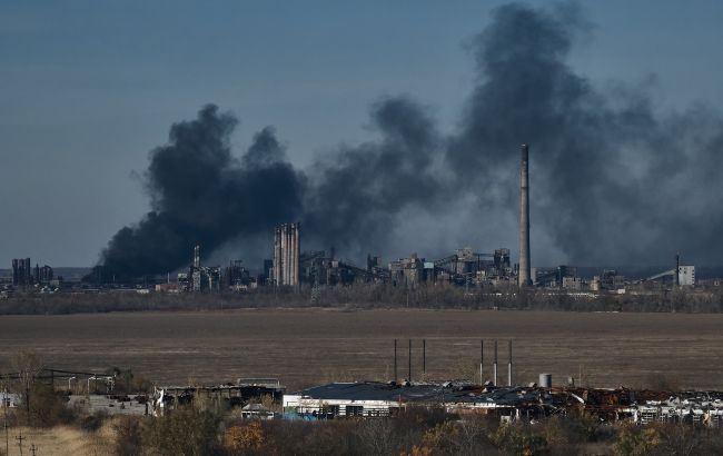 Россияне применяют в Авдеевке фосфорные снаряды, горят цистерны с мазутом (видео)